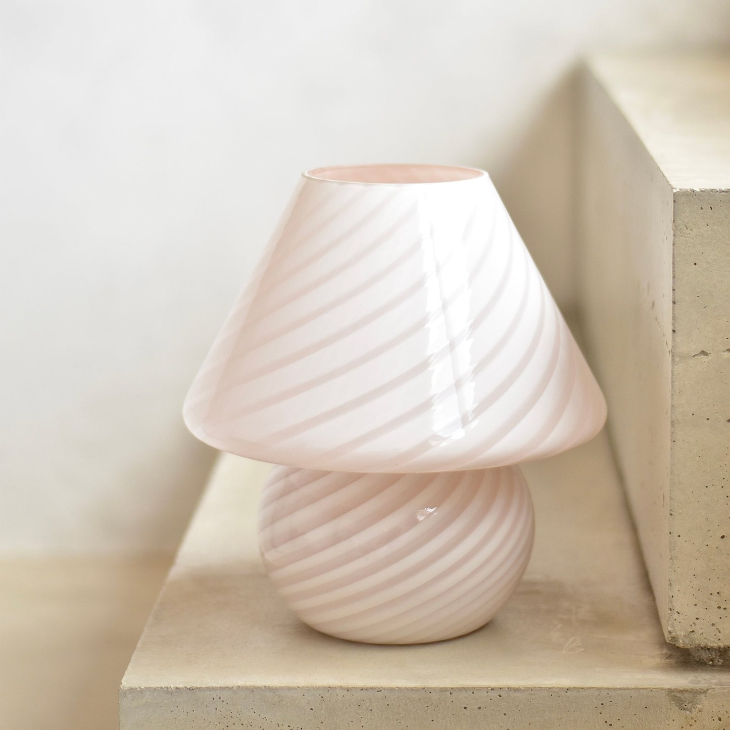 Light pink vintage Murano mushroom lamp H26