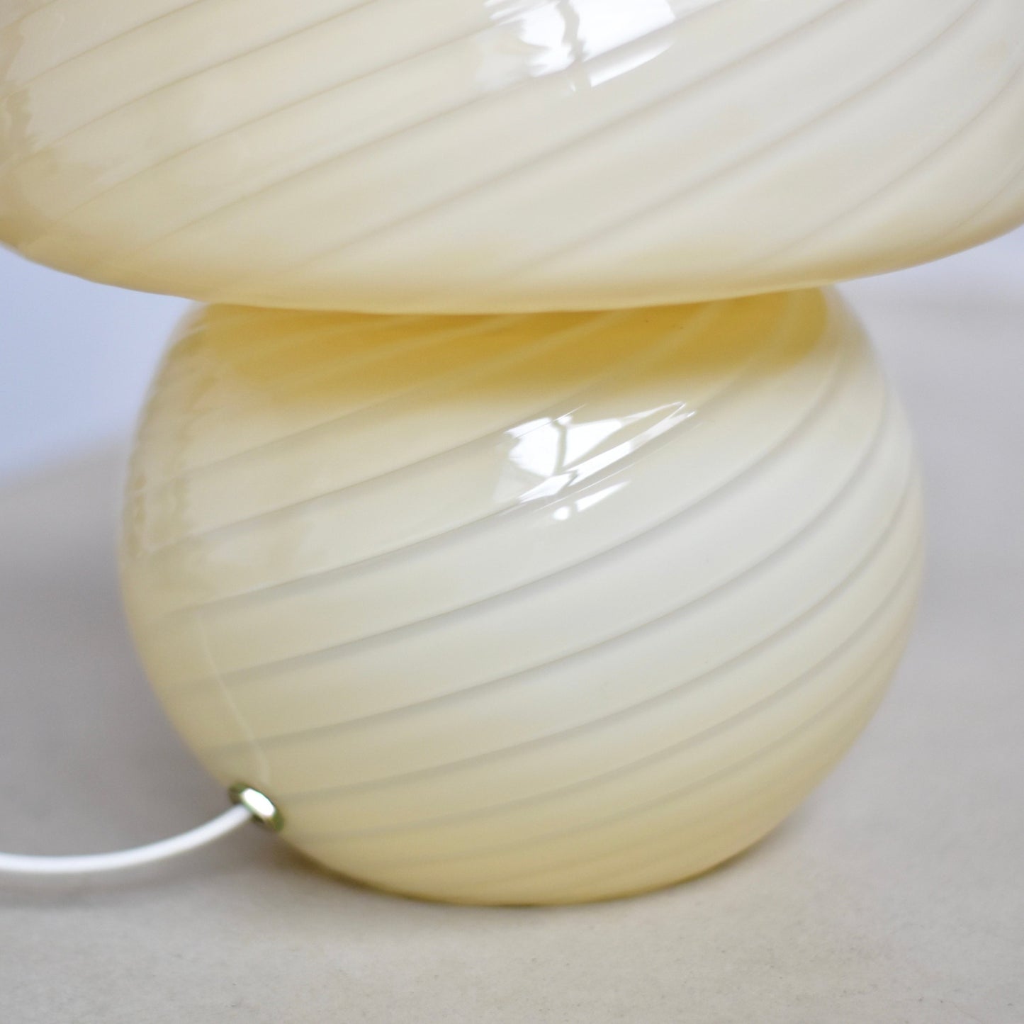 Light yellow vintage Murano mushroom lamp H29