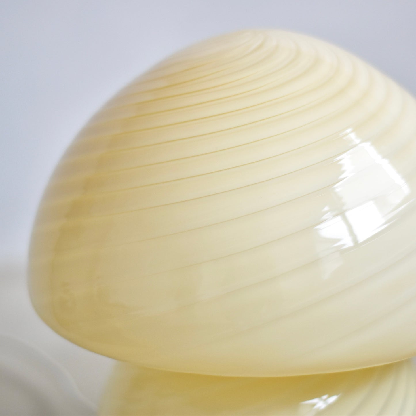 Light yellow vintage Murano mushroom lamp H29