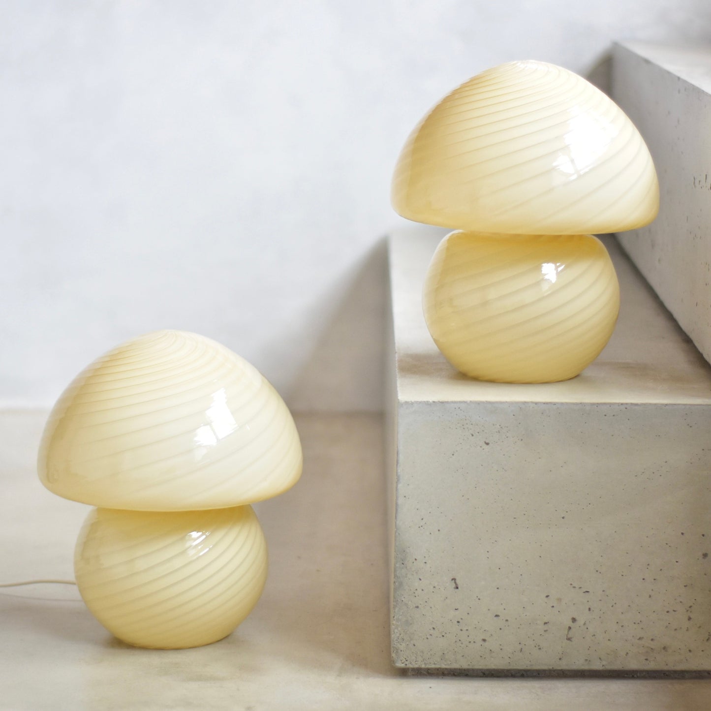 Light yellow vintage Murano mushroom lamp H29