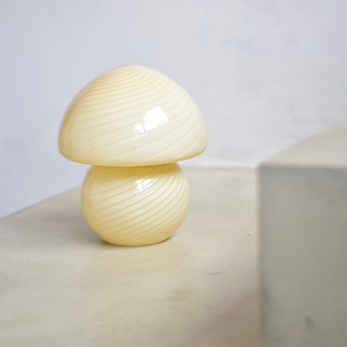 Light yellow vintage Murano mushroom lamp H29